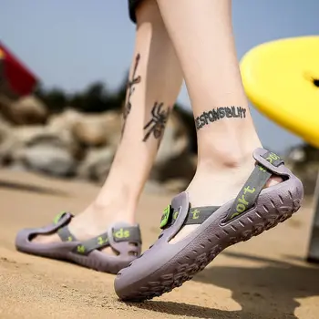 Verão Homens de Personalidade Oco Buraco Calçados masculinos de Todos-Jogo Respirável Plástico Areias à beira-Mar Grande antiderrapante Praia Montante Sapatos